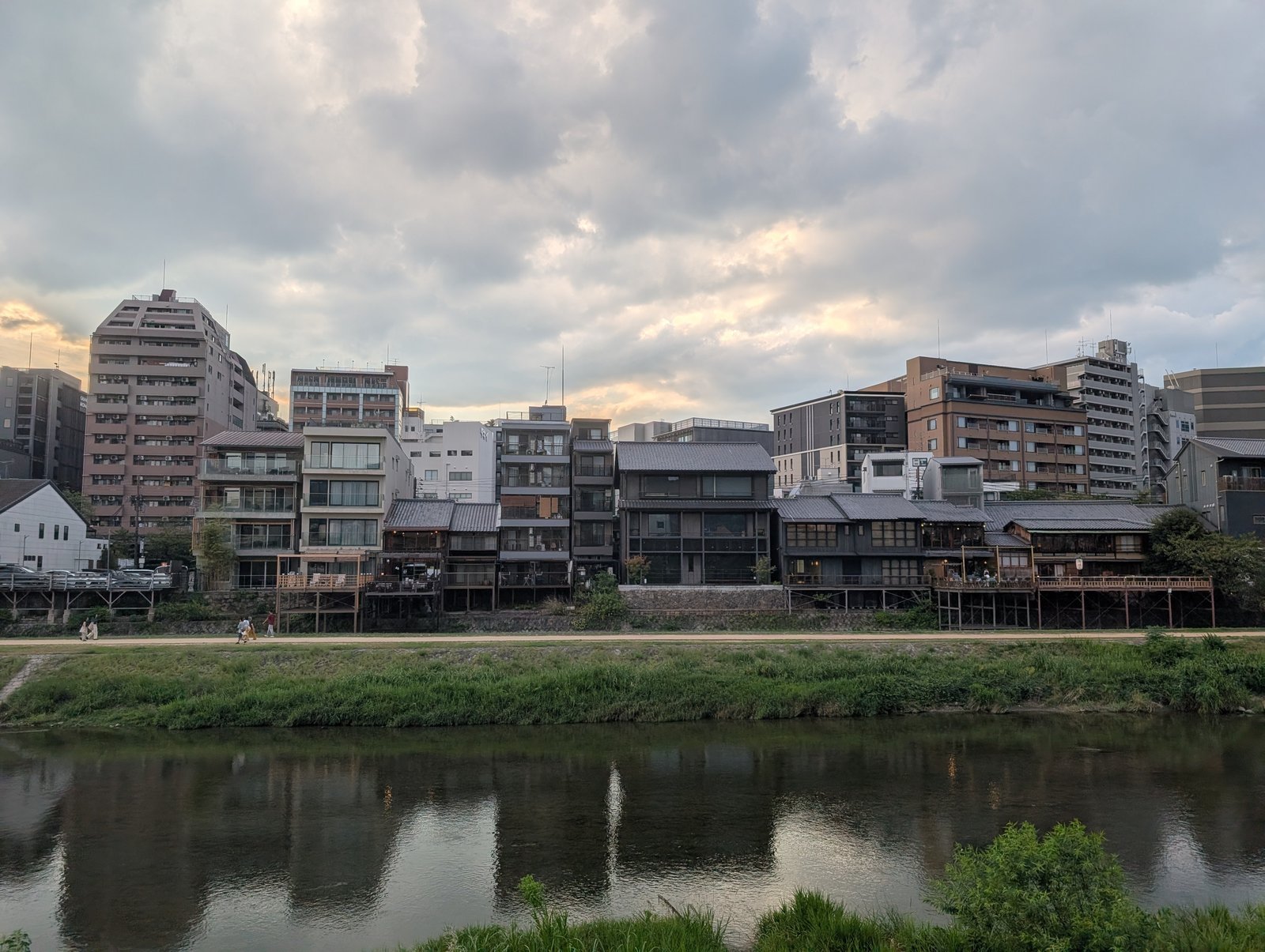 五条大橋より北の鴨川。川に張り出した床が並び、同じ川でも様子がまったく違う(2026-08-22 撮影)