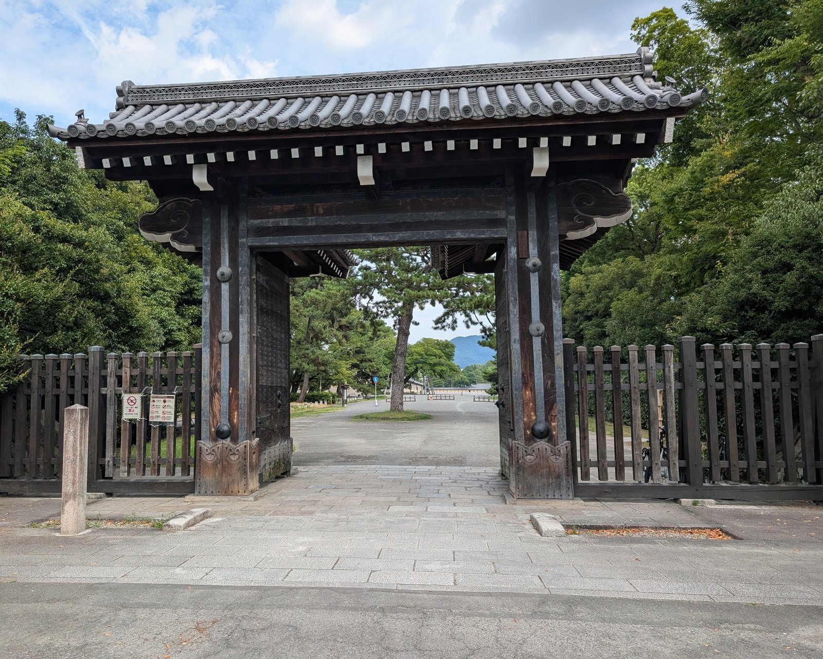 烏丸通に面して立つ蛤御門。門の奥が京都御苑（2026-08-22 撮影）